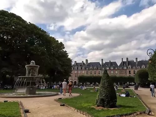 Victor Hugo, Le Marais, Pompidou, Notre Dame, La Sorbona, El Panteón, Los Jardines de Luxemburgo y finalmente El Barrio Latino
