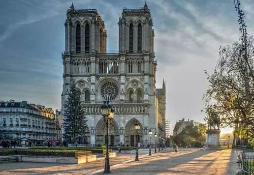 Arrival in Paris, the city of lights awaits us.