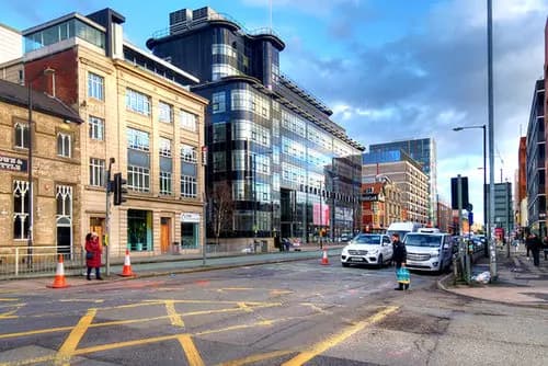Liverpool a Manchester en Tren: Un Paseo entre Ciudades Emblemáticas.