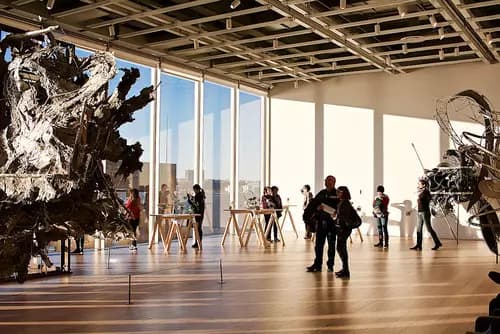 Museo de Arte Americano Whitney (Whitney Museum of American Art) / Museo Intrepid Sea Air and Space (Intrepid Sea Air and Space Museum).