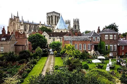 De la Naturaleza a la Historia: Viaje en Tren de Salisbury a York.