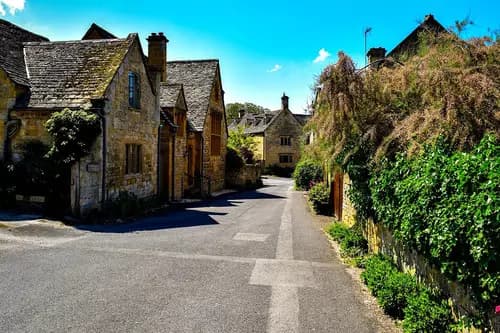 Viaje de Upper y Lower Slaughter a Bourton-on-the-Water y Bibury | The Dragonfly Maze | Birdland Park & Gardens.