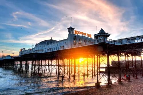 De Cheltenham a Brighton: Viaje en Tren a la Ciudad del Mar.