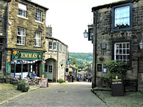 De la Elegancia a la Literatura: Un Viaje por Carretera de Harrogate a Haworth.