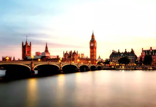 De Manchester a Londres: Un Paseo de Emoción y Maravillas en Tren.