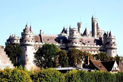Llegada a Pierrefonds y Sumérgete en la Magia del Castillo.