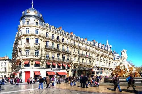Llegada a Montpellier y primeros pasos en la Place de la Comédie.