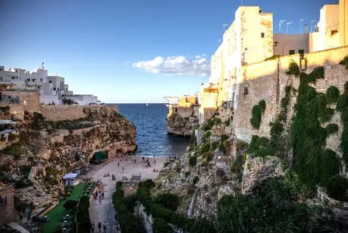 Bari en Perspectiva: Un Recorrido desde lo Antiguo hasta lo Contemporáneo.