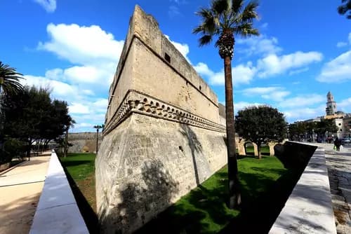 Castillo Norman-Suevo | Bari Vecchia | Piazza del Ferrarese.