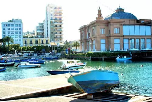Despide tu Aventura en Bari con un Desayuno en Caffè Mezzogiorno.