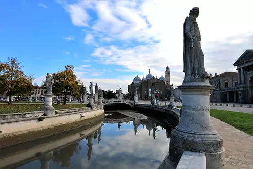 Viaje Auténtico: Padua a Venecia en Tren Regional.