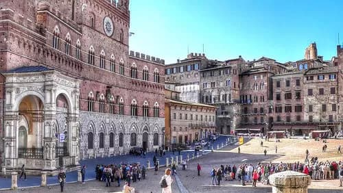 Florencia a Siena: Un Viaje en Tren de Arte y Tradición Toscana.