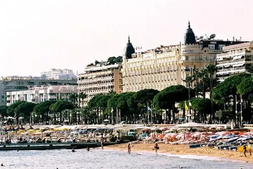 En Rieles Mediterráneos: Tu Viaje de Niza a Cannes con Estilo.