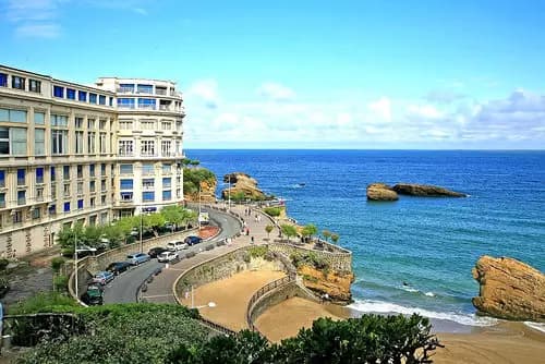 Rumbo a la Costa: Tu Viaje en Tren de Burdeos a Biarritz