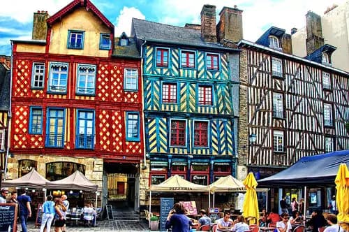 De Nantes a Rennes: Un Viaje en Tren por Paisajes Inolvidables
