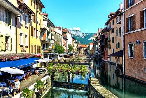 Velocidad y Paisajes: De París a Annecy en Tren de Alta Velocidad.