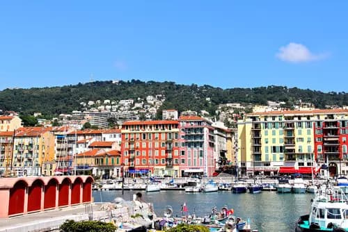 Rumbo a la Costa Azul: Niza, Montpellier y Aviñón en un Viaje de Ensueño.