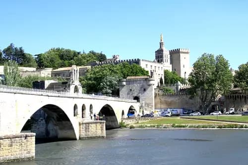 De Montpellier a Aviñón: Un Viaje en Tren entre Historia y Encanto Provenzal.