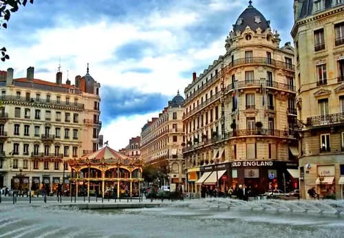 Descubre la Tríada Francesa: Lyon, Dijon y Estrasburgo en un Tour Ferroviario.