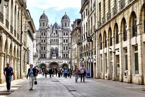 Viaje en Tren Lyon-Dijon: Descubre la Belleza de Borgoña.