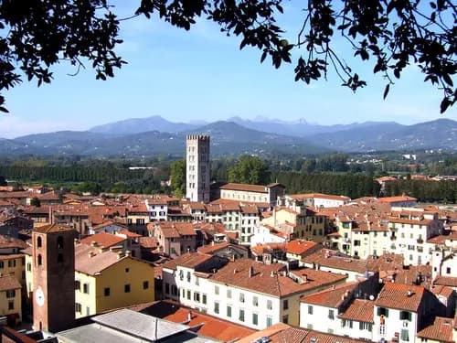 Descubre Lucca: Un Trayecto en Tren desde Pisa con Frecciarossa
