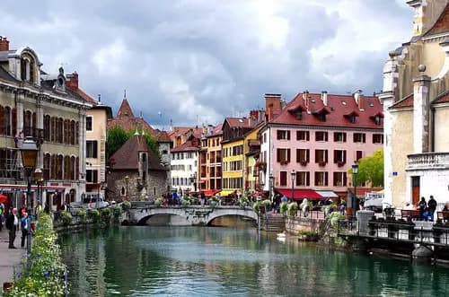 Capítulo a Capítulo: Grenoble a Annecy en Tren, una Aventura Literaria