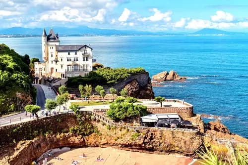 ¡Velocidad y Encanto: Viaje en Tren de Burdeos a Biarritz!