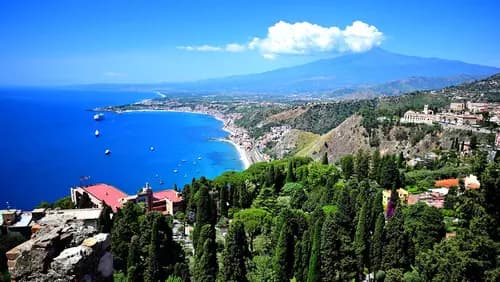 Travesía Siciliana: Viaje en Tren de Catania a Taormina entre Volcán y Costa.