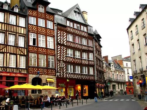 De Nantes a Rennes: Un Viaje en Tren entre Bellezas.