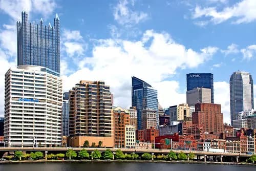 Fin del Tour en Pittsburgh: Disfruta del Ambiente del Distrito Cultural