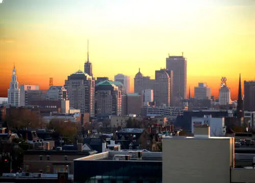 Un Vuelo de Historia a Modernidad: De Providence a Buffalo