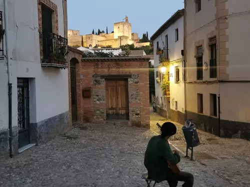 Pasión Andaluza: Desde las Callejuelas del Albaicín hasta el Corazón del Flamenco