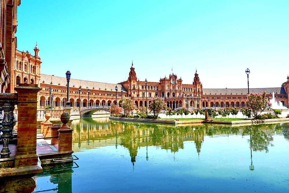 El Corazón de Andalucía en Tren: Sevilla, Granada y Córdoba.