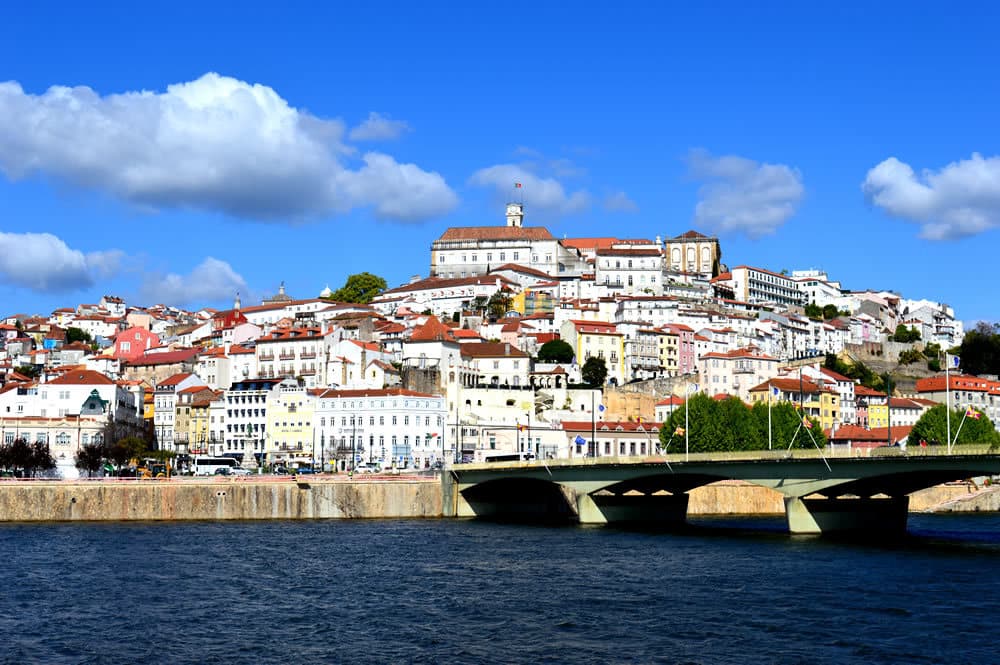 Fátima, Coimbra y Nazaré: Una Inolvidable Travesía por Portugal.