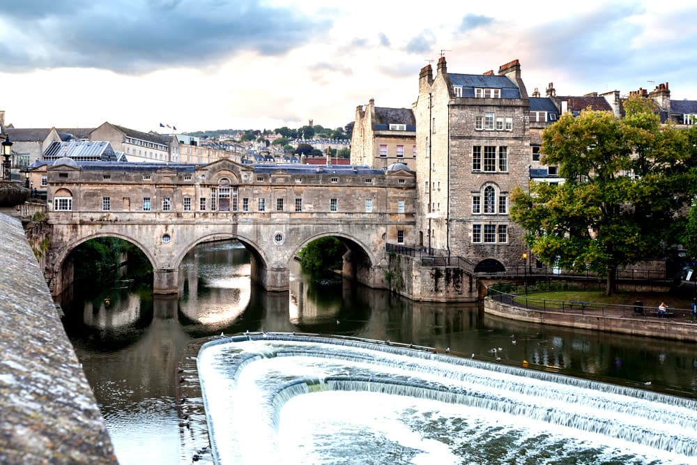 Travesía en Tren por el Sur de Inglaterra: Del bullicio de Londres a la tranquilidad de Cotswolds.