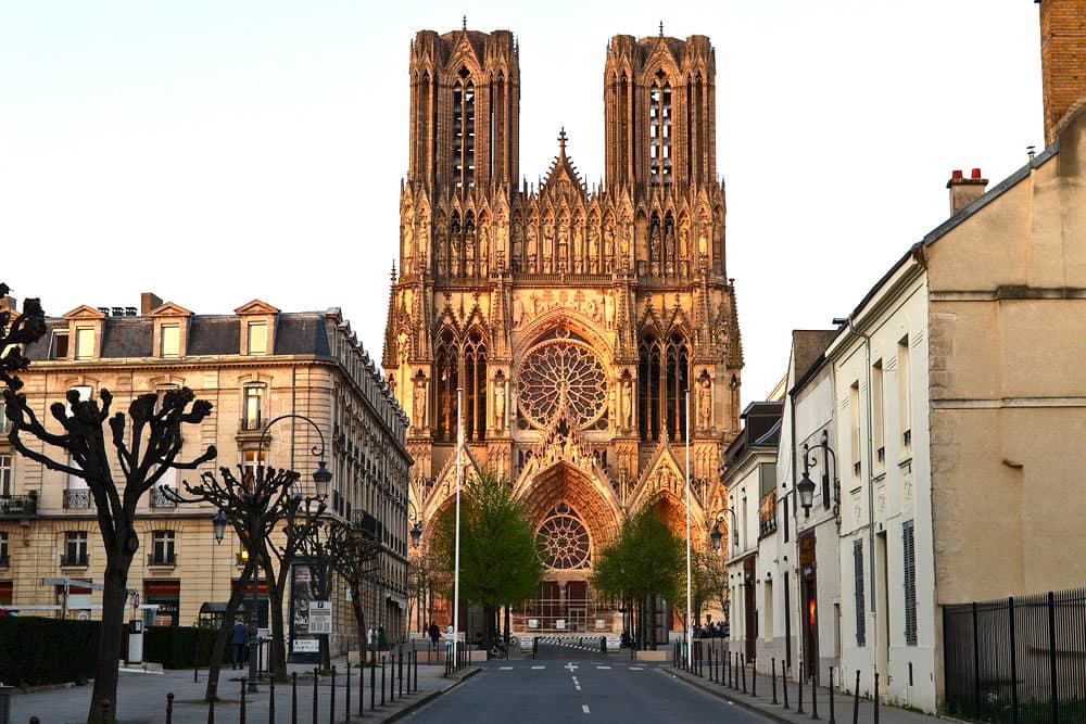 Reims en Esencia: Un Viaje Inolvidable de 5 Días por la Ciudad de las Coronaciones y el Champán.