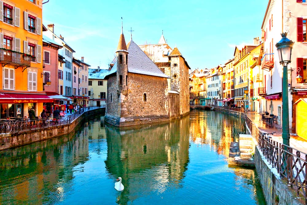 Annecy Revelada: Tu Aventura de 3 Días en la Venecia de los Alpes.