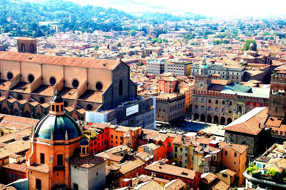 Aventura en la Ciudad Roja: Viaje Exclusivo de 5 Días por Bolonia, Italia.