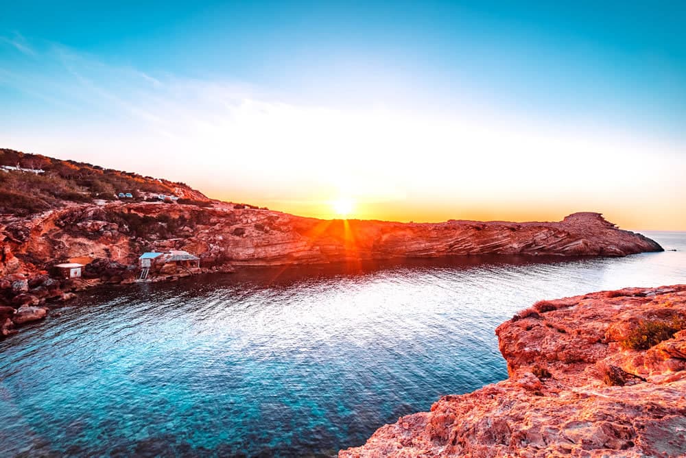 Escape Corto a Ibiza: 3 Días entre Calas, Atardeceres y Encanto Mediterráneo.