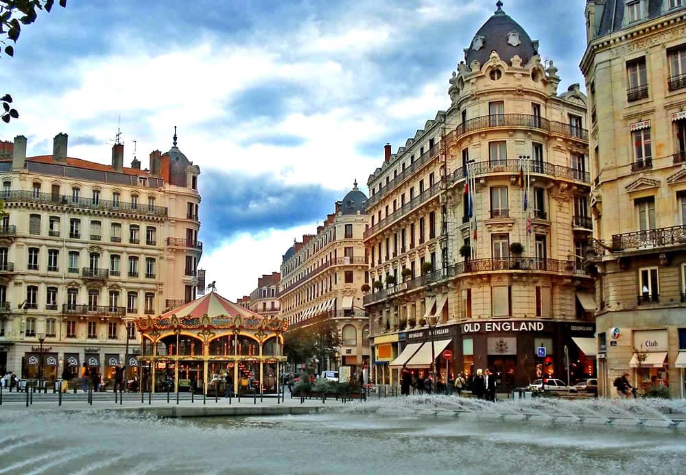 Trenes y Belleza Alpina: Lyon, Grenoble y Annecy en una Travesía Ferroviaria.