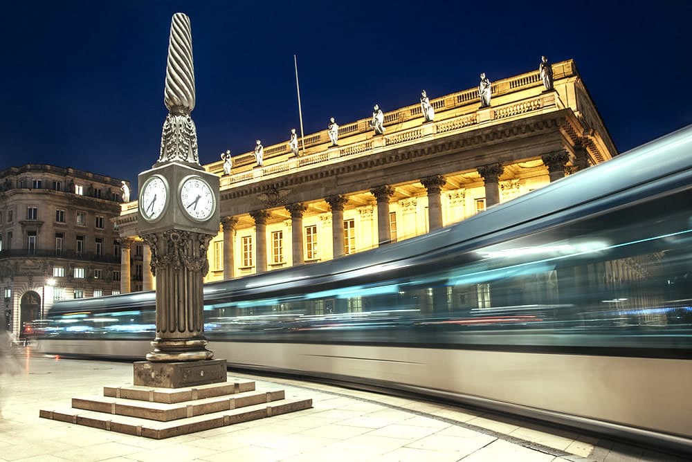 De Vinotecas a Calles Medievales: Tour en Tren por Burdeos, Nantes y Rennes