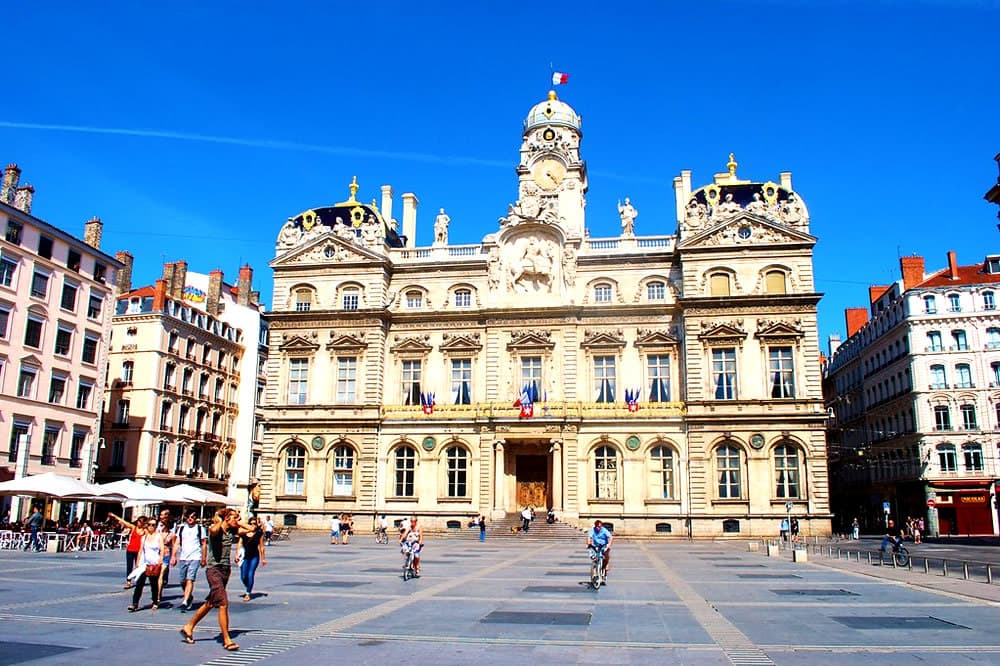 Vive la Provenza al Máximo: Tour en Tren por Lyon, Aviñón y Aix-en-Provence.