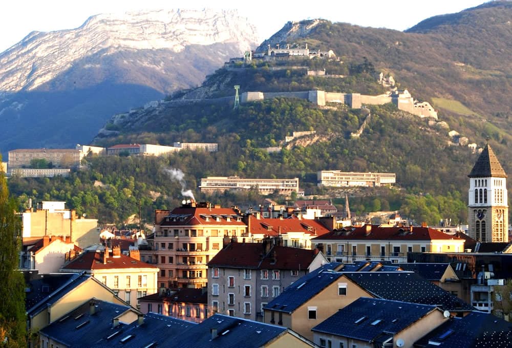 De los Alpes al Atlántico: Un Viaje en Tren por Grenoble, Lyon y Biarritz.