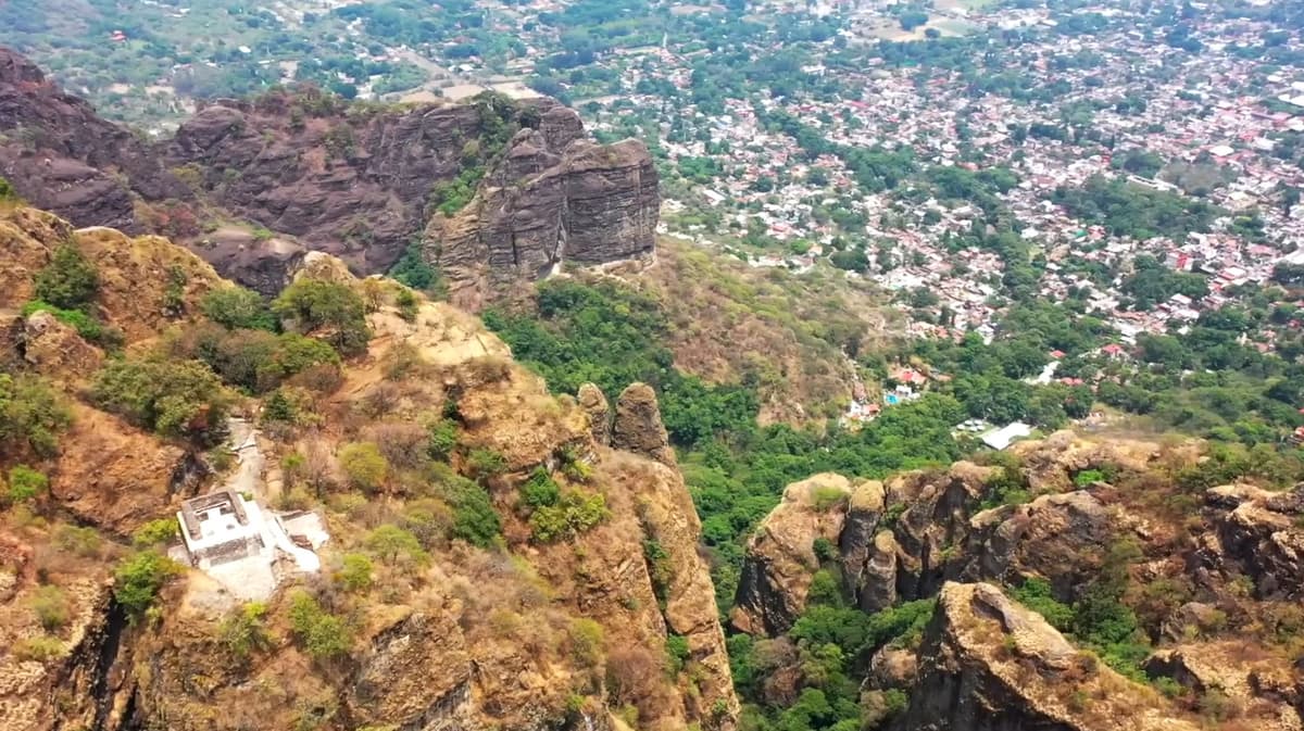 Escapada de 3 Días a Tepoztlán: Naturaleza y Cultura desde CDMX