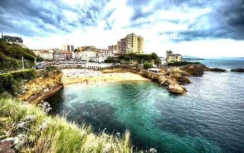 Desde la Realeza a las Olas: Inicia tu Viaje en Biarritz.