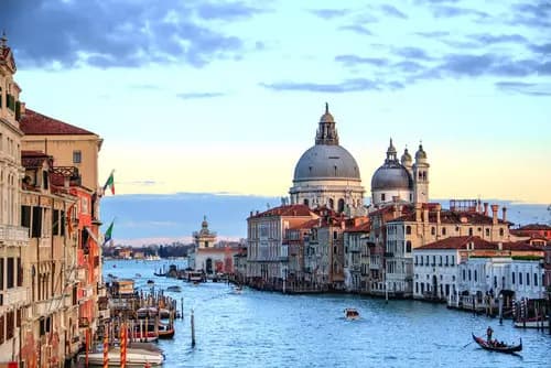 Venecia: Tesoro Cultural y Modernidad en un Solo Lugar.