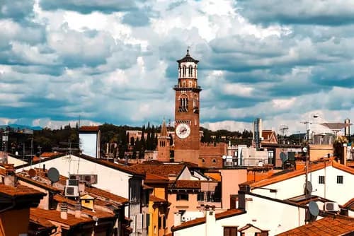 Explora Verona: Tu Viaje Inolvidable Comienza.