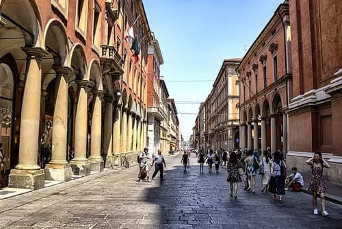 Torre degli Asinelli y Torre Garisenda | Piazza Maggiore | Quadrilatero.