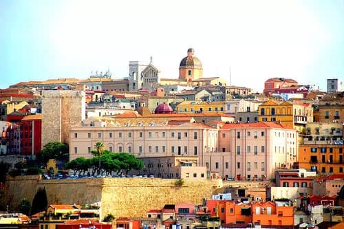 Cagliari: Sumérgete en el Encanto de su Patrimonio Cultural.