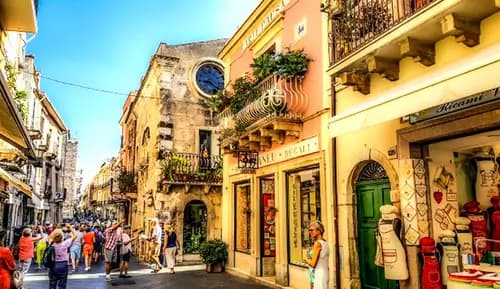 Bienvenido a Taormina: Un Viaje en el Tiempo con Toques Modernos.